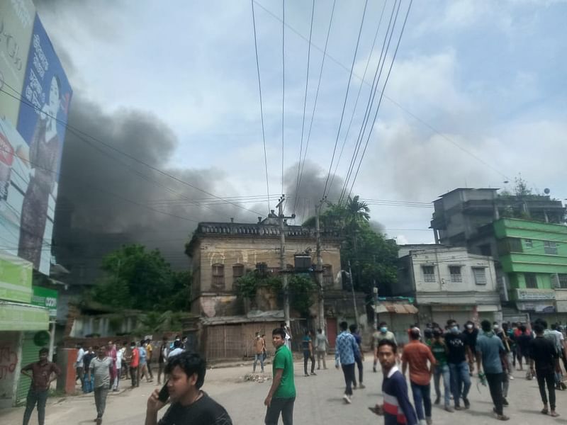 দিনাজপুরে জাতীয় সংসদের হুইপ ইকবালুর রহিমের বাসায় ভাঙচুর ও অগ্নিসংযোগ করা হয়েছে। আজ রোববার শহরের মুন্সিপাড়া এলাকায় হাসপাতাল মোড়ে